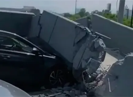 Se desploma puente peatonal en Monterrey y cae sobre autom&oacute;vil
