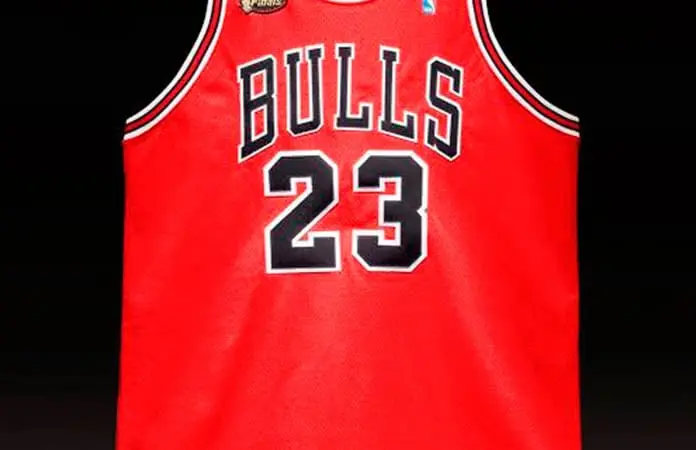 Subastan camiseta de Air Jordan por 14 mdd