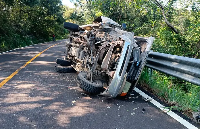 Volcadura en la Valles-Rioverde deja personas lesionadas