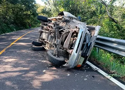 Volcadura en la Valles-Rioverde deja personas lesionadas