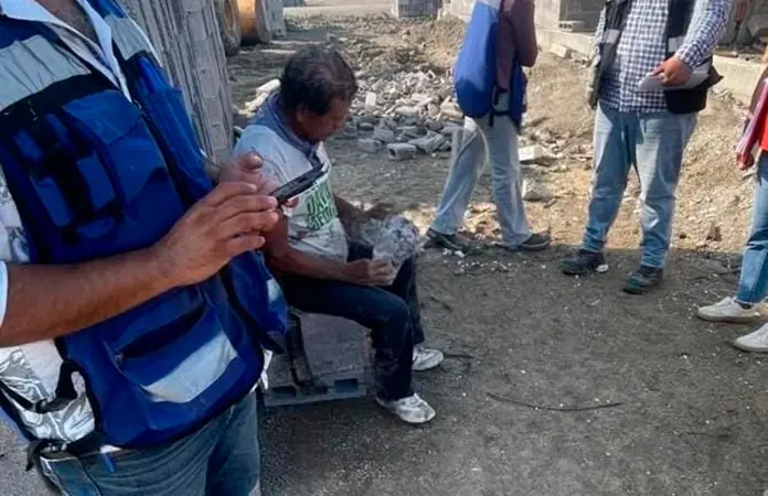 Albañil acaba en el hospital, tras caer de segundo piso