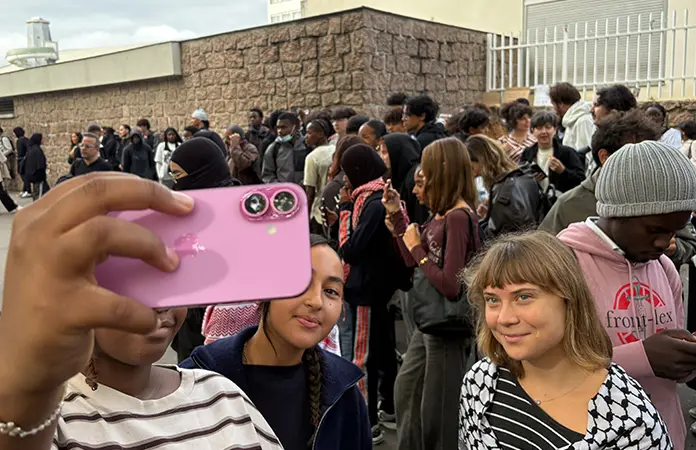 Apoya Greta Thunberg a estudiantes franceses