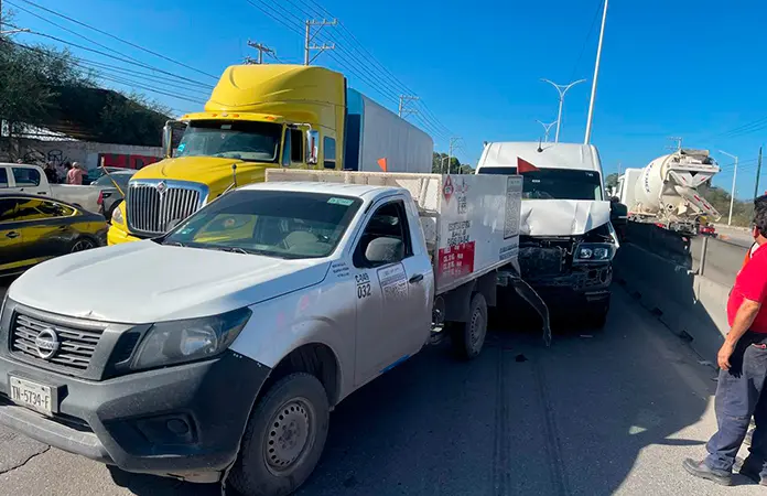Carambola en Periférico Oriente deja fuertes daños materiales