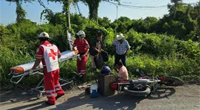 Choque deja con varias lesiones a un motociclista