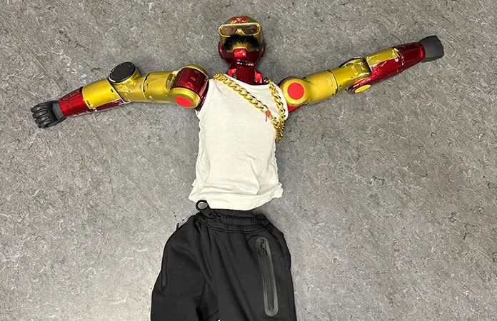 Confiscan a robot que manoseó a una chica