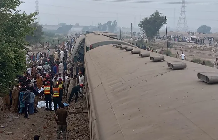 Descarrila un tren de pasajeros en Pakistán