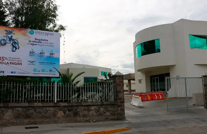 Recintos estatales y miles de escuelas siguen sin pagar a Interapas