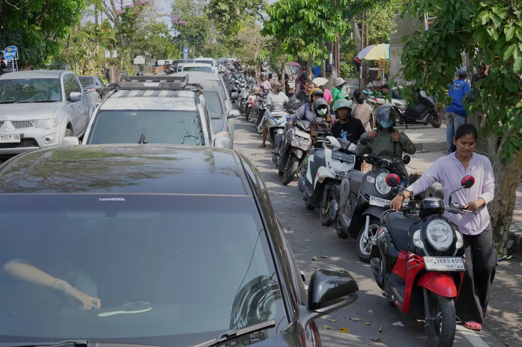 Escasez de combustible causa crisis en isla turística de Indonesia