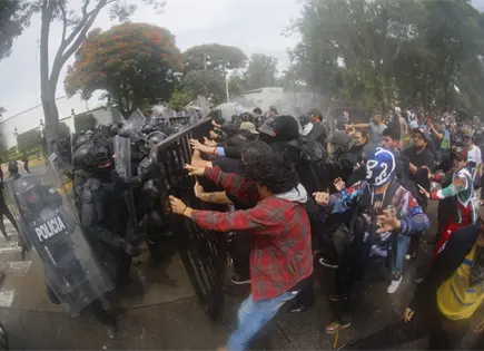 Fiscal&iacute;a traslada a Puente Grande a siete detenidos en protesta por agua contaminada