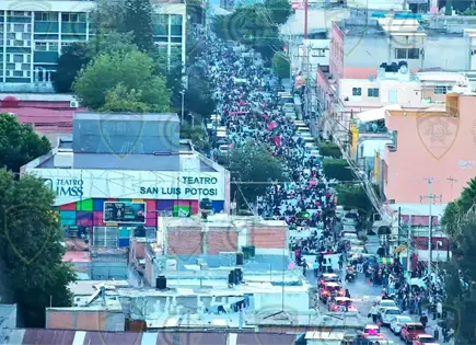 Marcha de trabajadores IMSS avanza en avenida Cuauht&eacute;moc