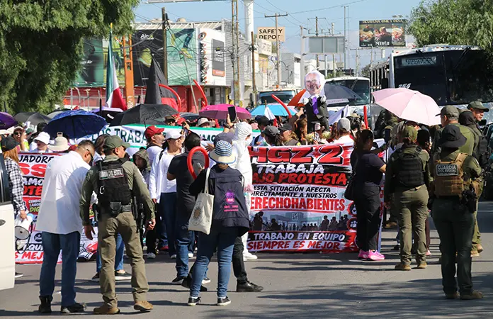 Marchan empleados del IMSS