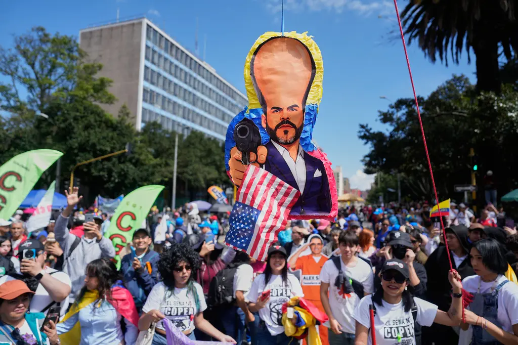 Oposición colombiana marcha contra políticas de De la Espriella