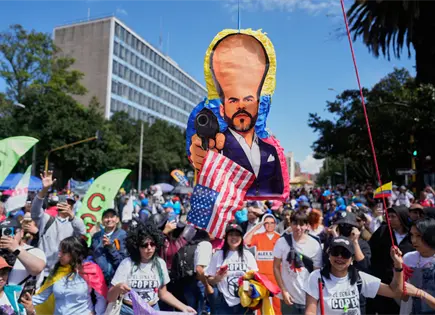 Oposici&oacute;n colombiana marcha contra pol&iacute;ticas de De la Espriella