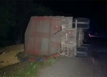 Vuelca tr&aacute;iler con alimento para ganado en la Tamu&iacute;n-San Vicente