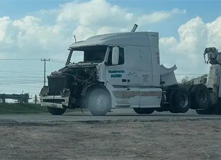Trailero sufre volcadura en la carretera a M&eacute;xico