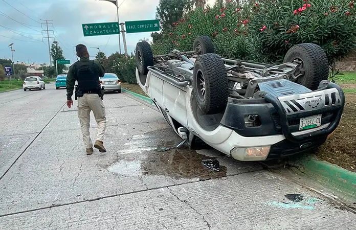 Vuelca rauda camioneta en el río Santiago