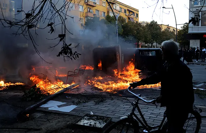 Albania registra violenta protesta