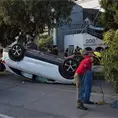 Aparatosa volcadura en avenida Himno Nacional