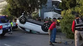 Aparatosa volcadura en avenida Himno Nacional