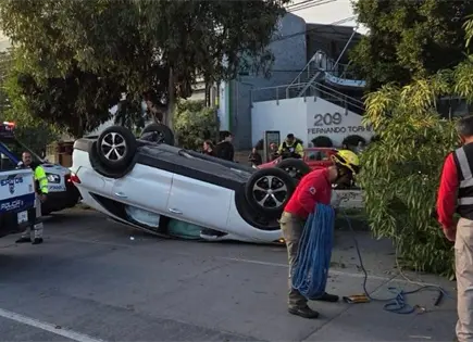 Aparatosa volcadura en avenida Himno Nacional