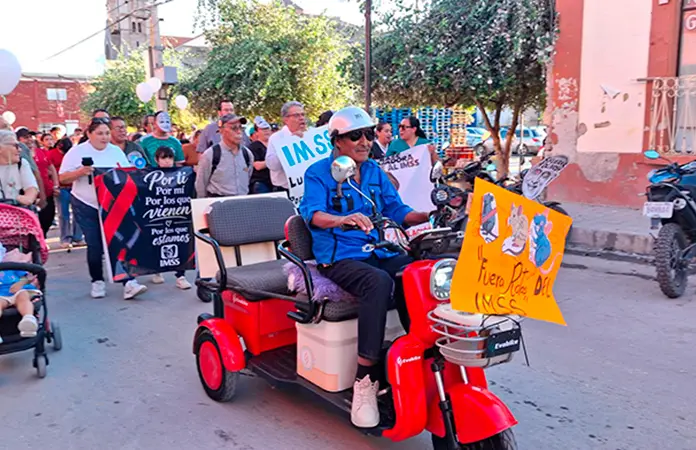 Continúan protestas de empleados del IMSS