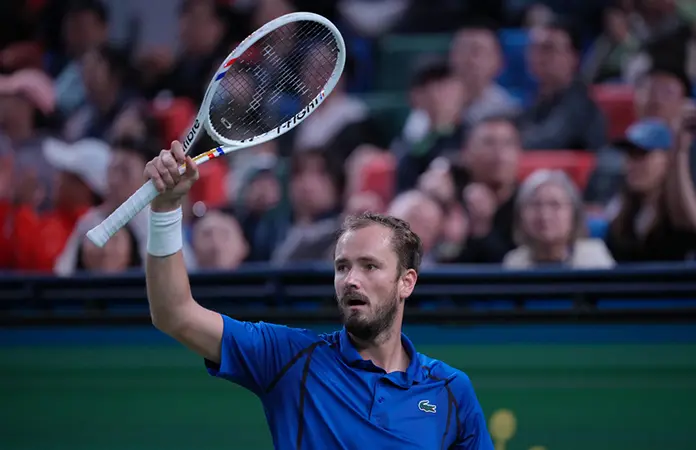 Daniil Medvedev vence a Tsitsipas
