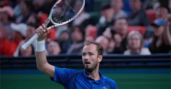 Daniil Medvedev vence a Tsitsipas