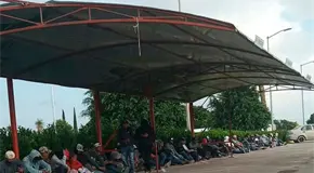 Empleados de invernadero se manifiestan