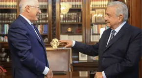 Ken Salazar present&oacute; libro y record&oacute; &uacute;ltimo encuentro con AMLO