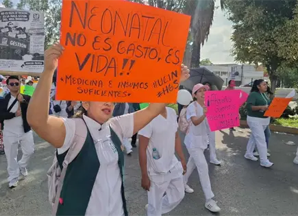 Marcha de m&eacute;dicos en Soledad avanza por Salvador Nava