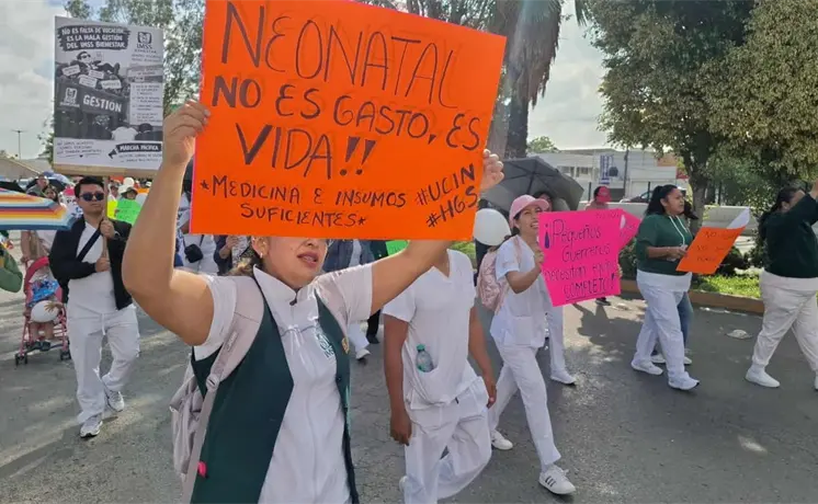 Marcha de médicos de SGS avanza por avenidas de la capital Marcha de médicos de SGS avanza por avenidas de la capital