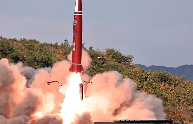 Norcorea prueba misiles para submarinos