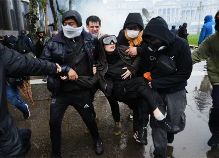 Policía reprime marcha contra Milei en Buenos Aires Policía reprime marcha contra Milei en Buenos Aires