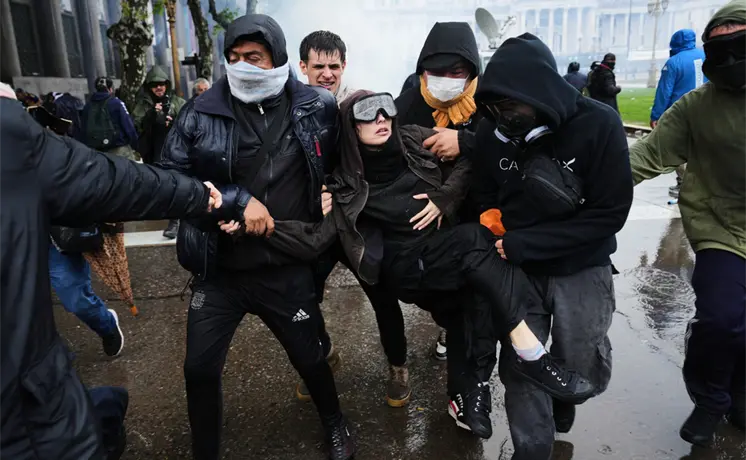 Polic&iacute;a reprime marcha contra Milei en Buenos Aires