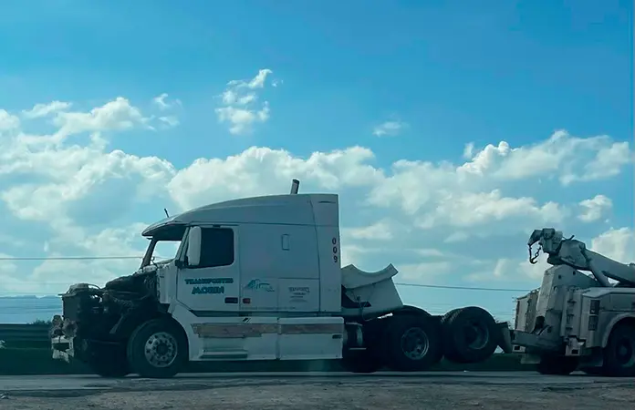 Vuelca tráiler en la carretera a México