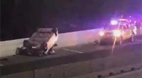 Aparatosa volcadura en puente de Circuito Potos&iacute;