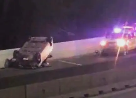 Aparatosa volcadura en puente de Circuito Potos&iacute;