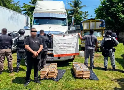 Aseguran 171 kilos de coca&iacute;na en tractocami&oacute;n en Huixtla