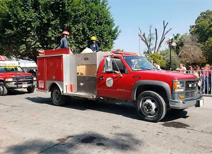 Bomberos rescatan a menor de edad