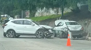 Chocan camioneta y taxi en circuito Río Santiago