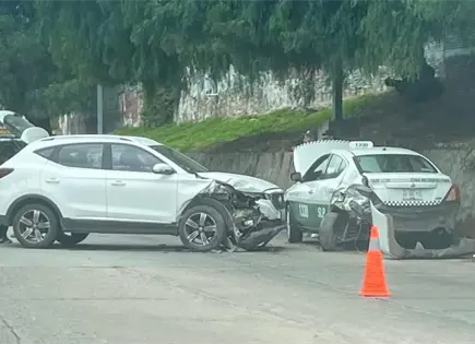 Chocan camioneta y taxi en circuito R&iacute;o Santiago