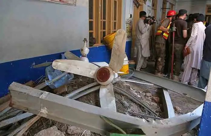 Colapsa techo de escuela pakistaní