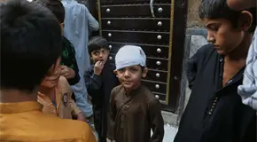 Derrumbe en escuela de Peshawar deja 34 ni&ntilde;os muertos y una maestra herida