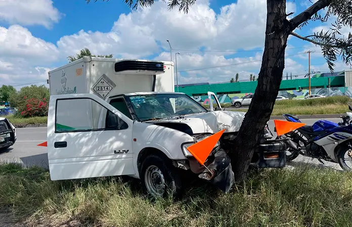 Impactan dos camionetas en carretera a México