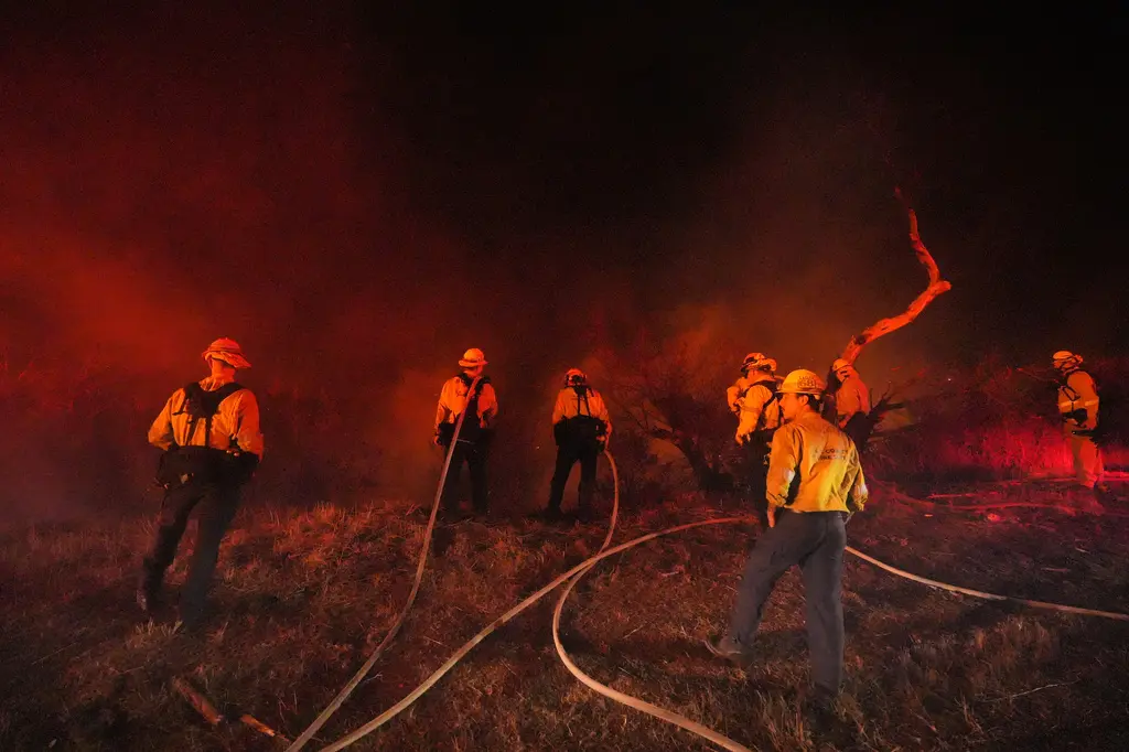 Incendios de matorrales en sur California dejan miles sin electricidad