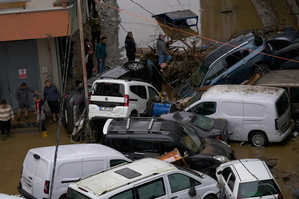 Inundaciones en Estambul dejan cuatro muertos y miles de daños