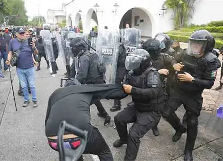 Investigar&aacute;n a 17 polic&iacute;as en Jalisco, tras protesta
