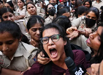 Miles de j&oacute;venes protestan en Nueva Delhi por revisi&oacute;n electoral