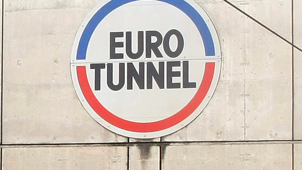 Minibús choca contra tren en Eurotúnel: 19 heridos en Francia
