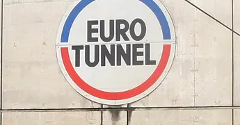 Minib&uacute;s choca contra tren en Eurot&uacute;nel: 19 heridos en Francia
